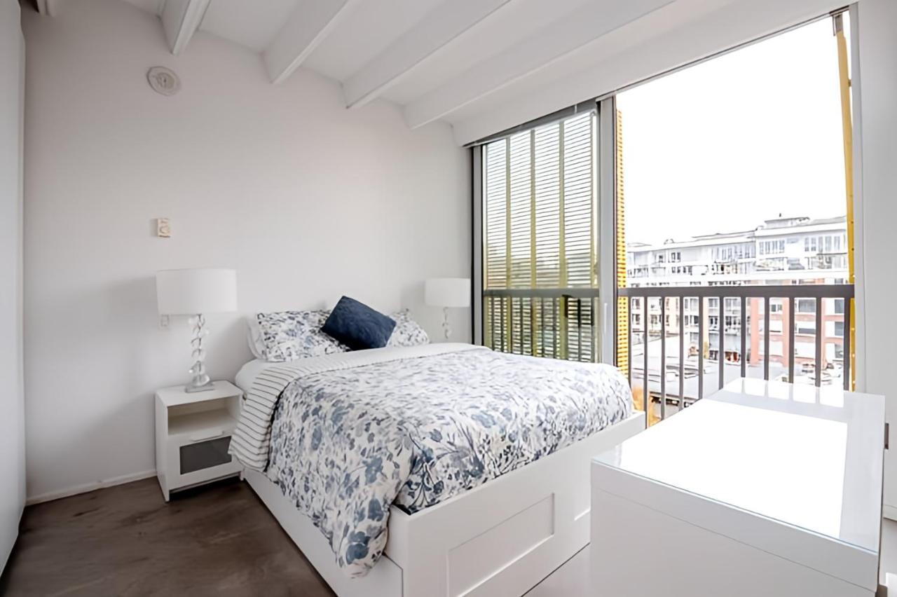 Modern, Bright & Central 1-Bed Downtown Apt Close To Rogers Arena فانكوفر المظهر الخارجي الصورة