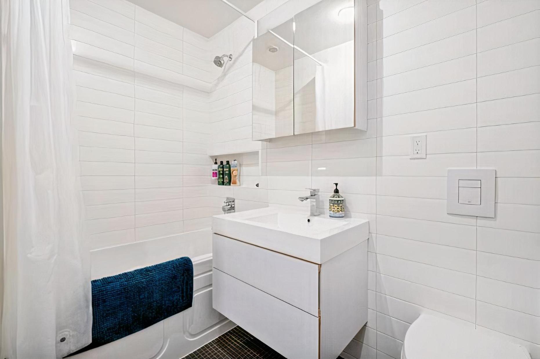 Modern, Bright & Central 1-Bed Downtown Apt Close To Rogers Arena فانكوفر المظهر الخارجي الصورة