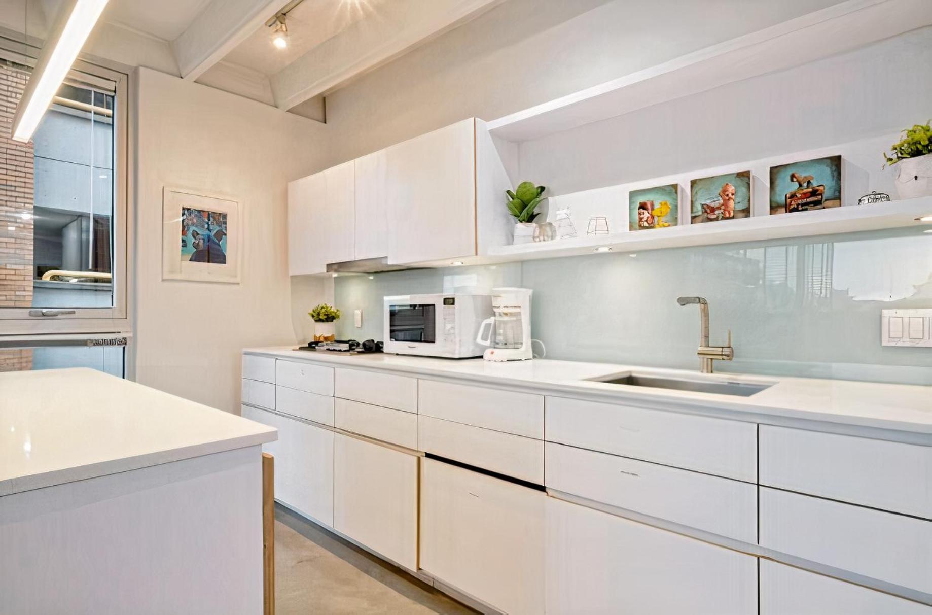 Modern, Bright & Central 1-Bed Downtown Apt Close To Rogers Arena فانكوفر المظهر الخارجي الصورة