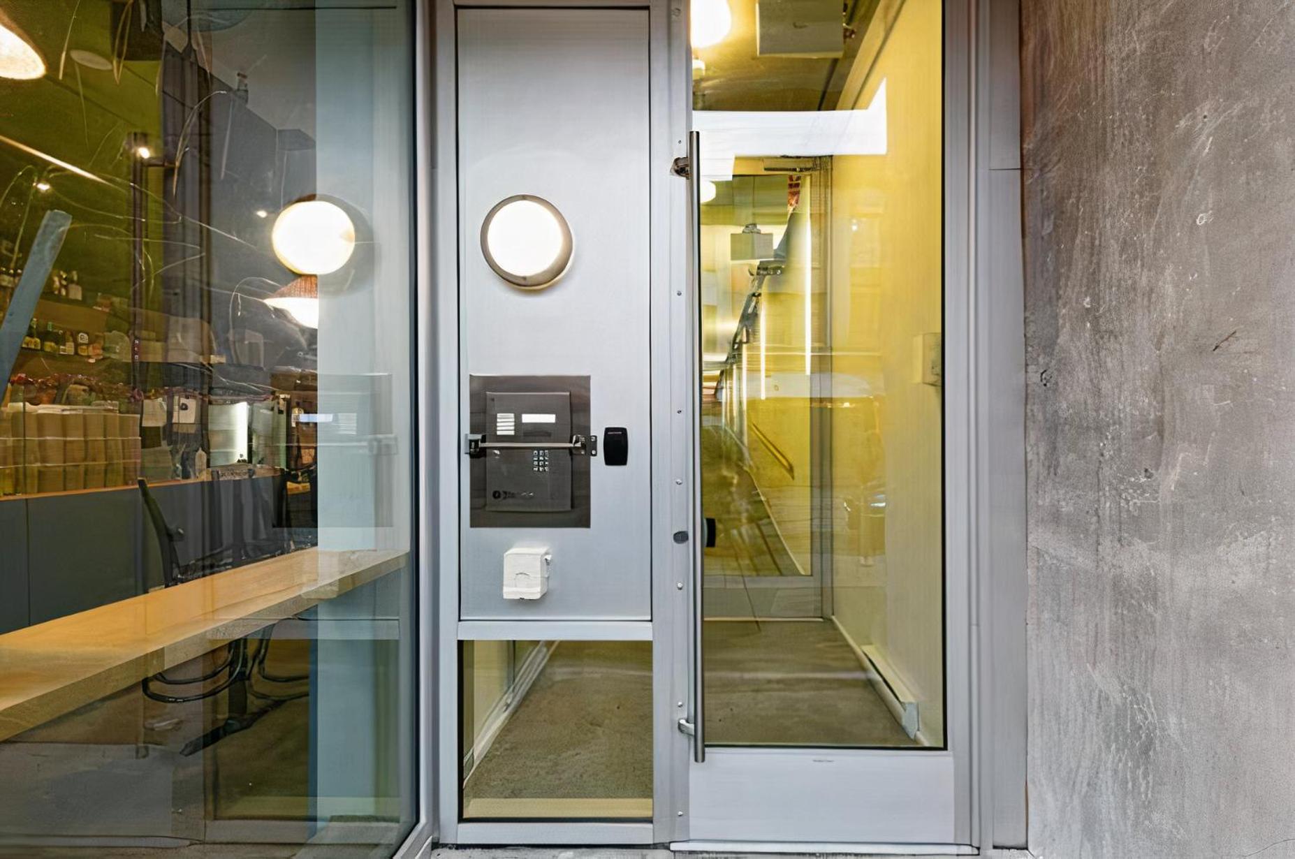 Modern, Bright & Central 1-Bed Downtown Apt Close To Rogers Arena فانكوفر المظهر الخارجي الصورة